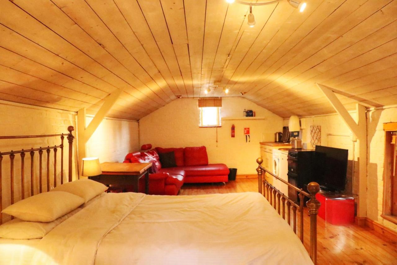 Lee Valley Lodge Чесхънт Екстериор снимка